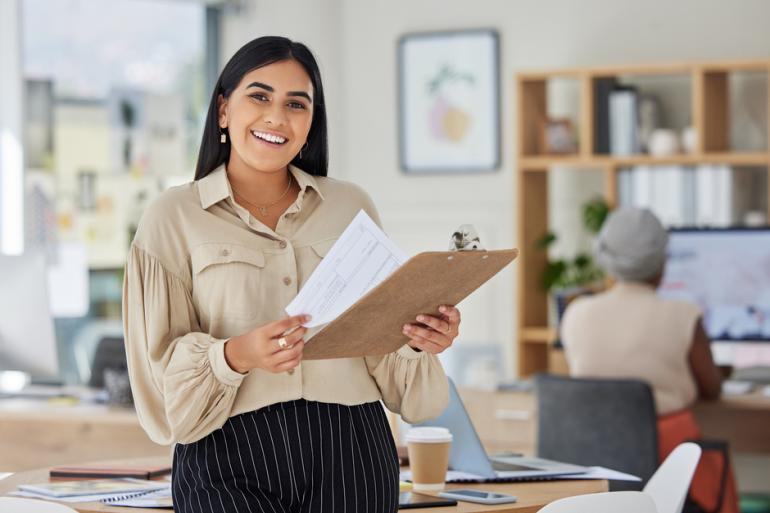 Mujer revisando unos documentos